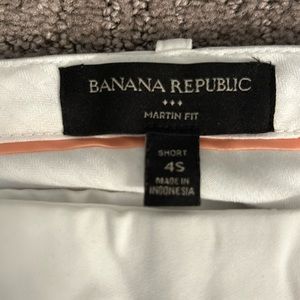 White Banana Republic skinny professional pant (size 4 short). Never worn.